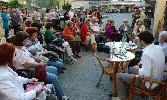 Noc literatúry v Trenčíne: čítanie na netradičných miestach - pešia zóna pred knižnicou na Jaselskej